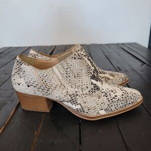 Journee Collection NWOT Jasmine Shooties Booties Women's 6 Snakeskin White Grey